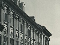 Palača Demetrović, Radićeva 32. Fotografija Toše Dabca potkraj 1950-ih godina  Demetrovićeva kuća u Dugoj ulici (danas Ulica Pavla Radića br. 32). U ožujku 1841. sjedište Čitaonice i Matice ilirske seli se u Demetrovićevu kuću u Dugoj ulici (danas Ulica Pavla Radića br. 32). Tu je kuću, kao najmoderniju zgradu u ondašnjemu Zagrebu, izgradio Bartol Felbinger 1814/15. za bogata trgovca grčkoga podrijetla Đuru Demetrovića, jednog od najvažnijih financijskih pomagača i osnivača Čitaonice. Snalažljiv veletrgovac suknom i duhanom, Demetrović je kao ratni dobavljač vojnih uniformi za austrijsku vojsku u vrijeme napoleonskih ratova, osim silnoga bogatstva zaradio i titulu ugarskoga plemića, promijenivši prezime u Dömötörfy de Hogyis. Čitaonica je isprva dvije, a potom i tri sobe, unajmila za 160 for. godišnje od Lj Gaja koji se u Demetrovićevu kuću, u kojoj se nekoć nalazila trgovina sa skladištem odijela i uniformi, preselio početkom 1841., nakon povratka iz Rusije. Gaj je za 600 for. godišnje uživao sedam soba na II. katu te dvije sobe u prizemlju koje je uredio za svoju tiskaru. Drašković i njegovi ilirci namjeravali su seobom u Gajev stan odati priznanje Gajevu djelu i ličnosti, potencirajući osobno i kulturno-političko jedinstvo koje »nas k učredništvu narodnih naših novinah i k narodnoj tiskarni bliže steže i time pod jednim krovom ove institute narodne izobraženosti naše sjedinjuje i ukrepljuje« (J. Drašković).